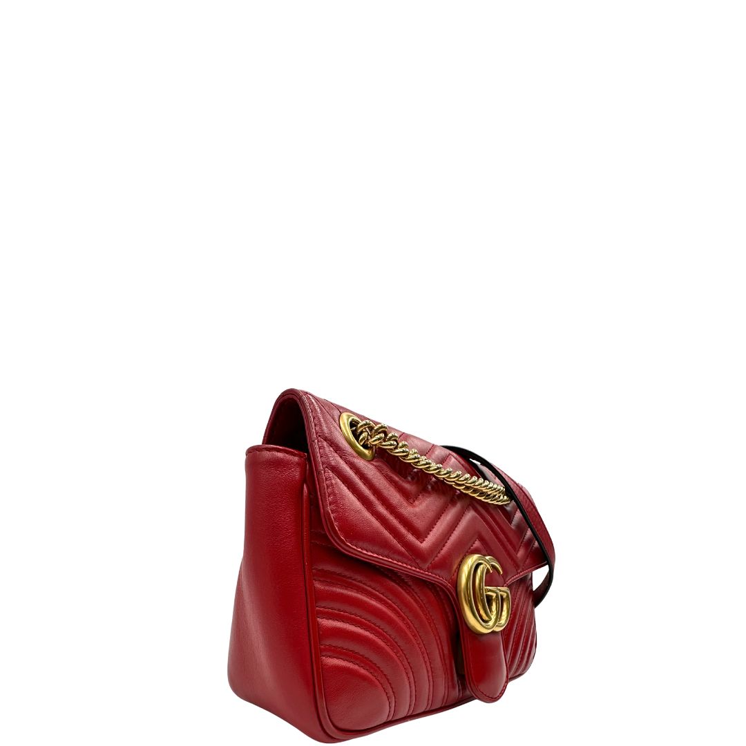 lato Borsa Gucci Marmont in pelle matelassè rossa e parti metalliche dorate; munita di una tracolla in catena con spallaccio in pelle, di lusso, originale, ottime condizioni. 