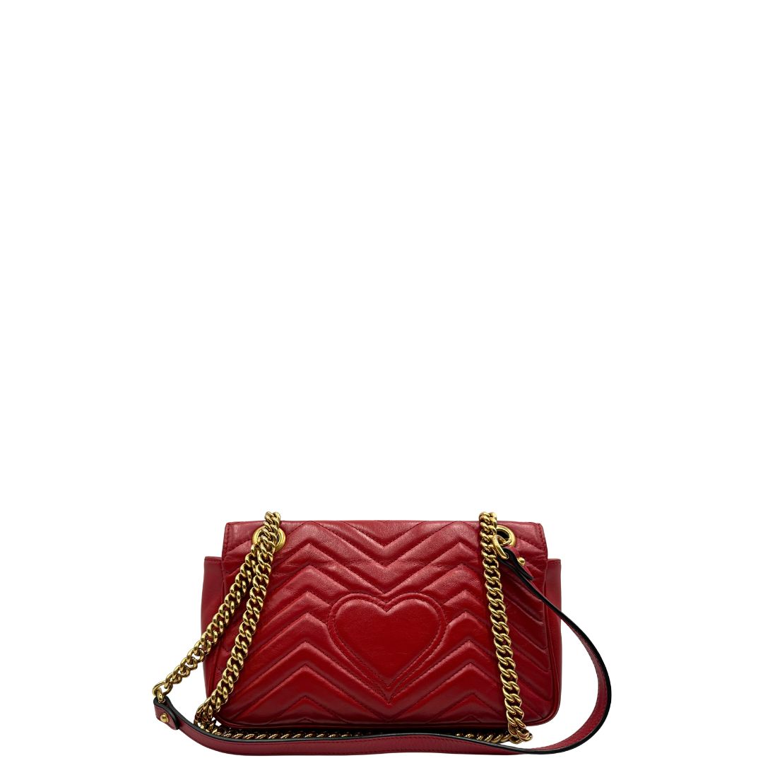 retro Borsa Gucci Marmont in pelle matelassè rossa e parti metalliche dorate; munita di una tracolla in catena con spallaccio in pelle, di lusso, originale, ottime condizioni. 