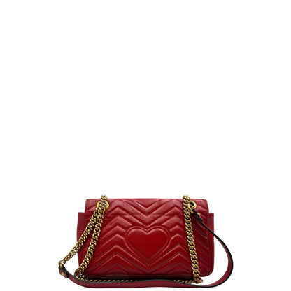 retro Borsa Gucci Marmont in pelle matelassè rossa e parti metalliche dorate; munita di una tracolla in catena con spallaccio in pelle, di lusso, originale, ottime condizioni. 