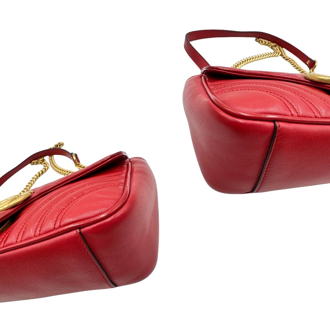 angoli Borsa Gucci Marmont in pelle matelassè rossa e parti metalliche dorate; munita di una tracolla in catena con spallaccio in pelle, di lusso, originale, ottime condizioni. 