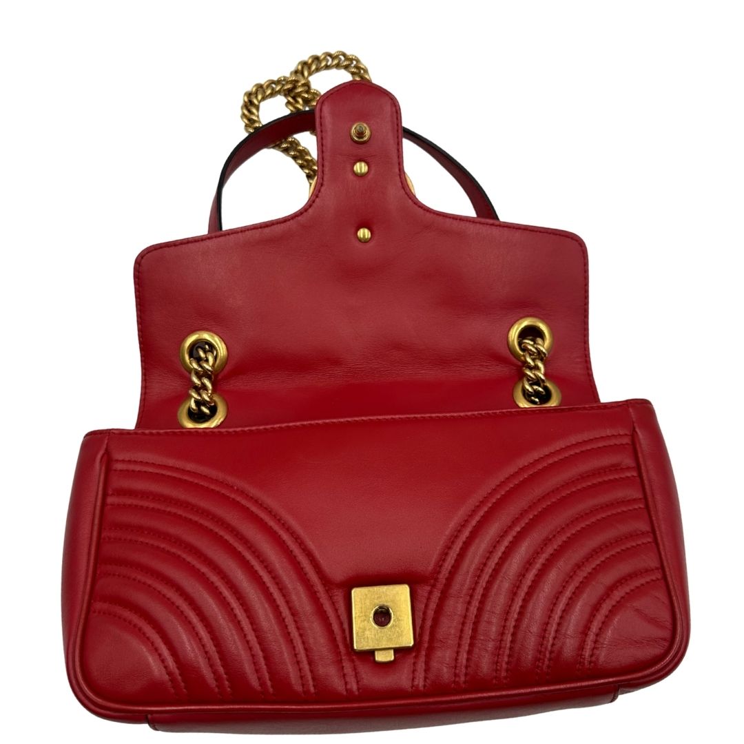 interno Borsa Gucci Marmont in pelle matelassè rossa e parti metalliche dorate; munita di una tracolla in catena con spallaccio in pelle, di lusso, originale, ottime condizioni. 