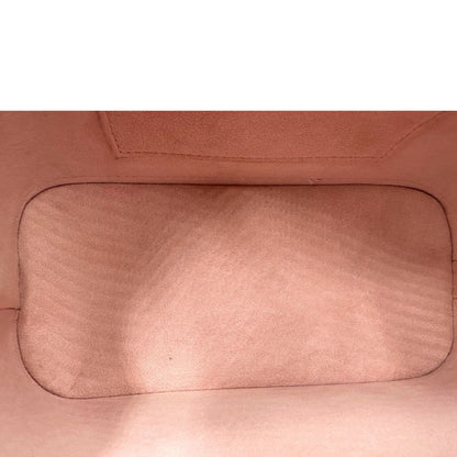 interno Borsa Louis Vuitton Alma BB in pelle epi rosa con parti metalliche argentate. Munita di doppi manici stondati e tracolla amovibile, dotata di clochette porta chiavi. Completa di lucchetto e chiavi, di lusso, originale, ottime condizioni. 