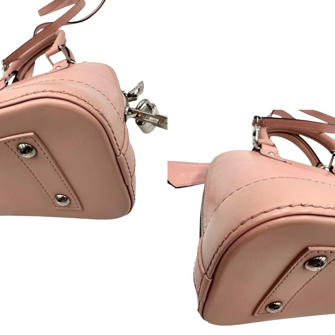 angoli Borsa Louis Vuitton Alma BB in pelle epi rosa con parti metalliche argentate. Munita di doppi manici stondati e tracolla amovibile, dotata di clochette porta chiavi. Completa di lucchetto e chiavi, di lusso, originale, ottime condizioni. 