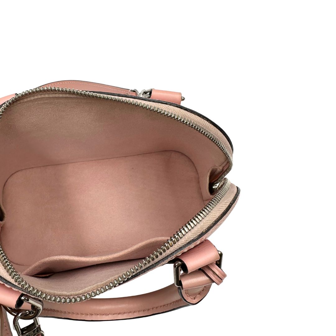 interno Borsa Louis Vuitton Alma BB in pelle epi rosa con parti metalliche argentate. Munita di doppi manici stondati e tracolla amovibile, dotata di clochette porta chiavi. Completa di lucchetto e chiavi, di lusso, originale, ottime condizioni. 