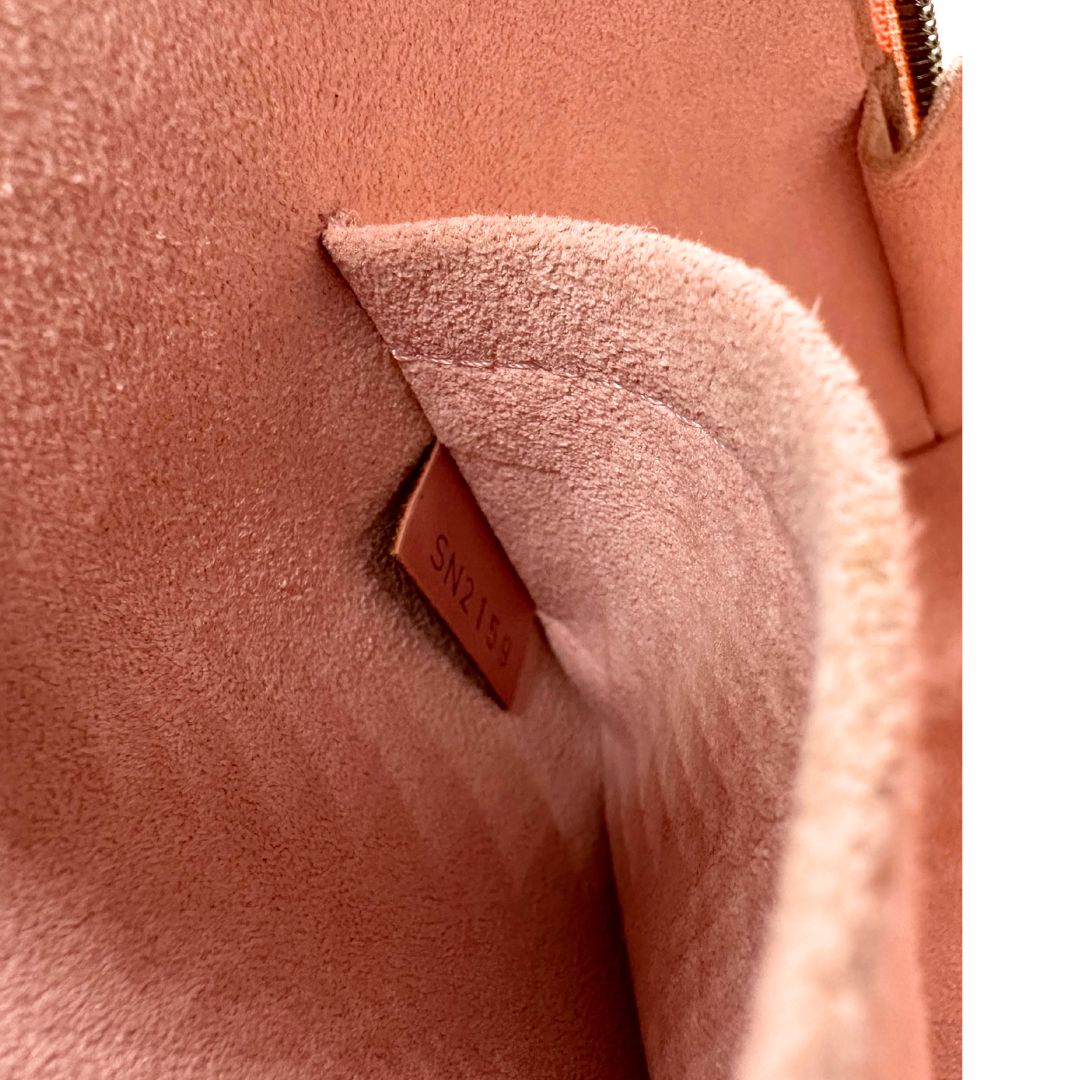 interno Borsa Louis Vuitton Alma BB in pelle epi rosa con parti metalliche argentate. Munita di doppi manici stondati e tracolla amovibile, dotata di clochette porta chiavi. Completa di lucchetto e chiavi, di lusso, originale, ottime condizioni. 