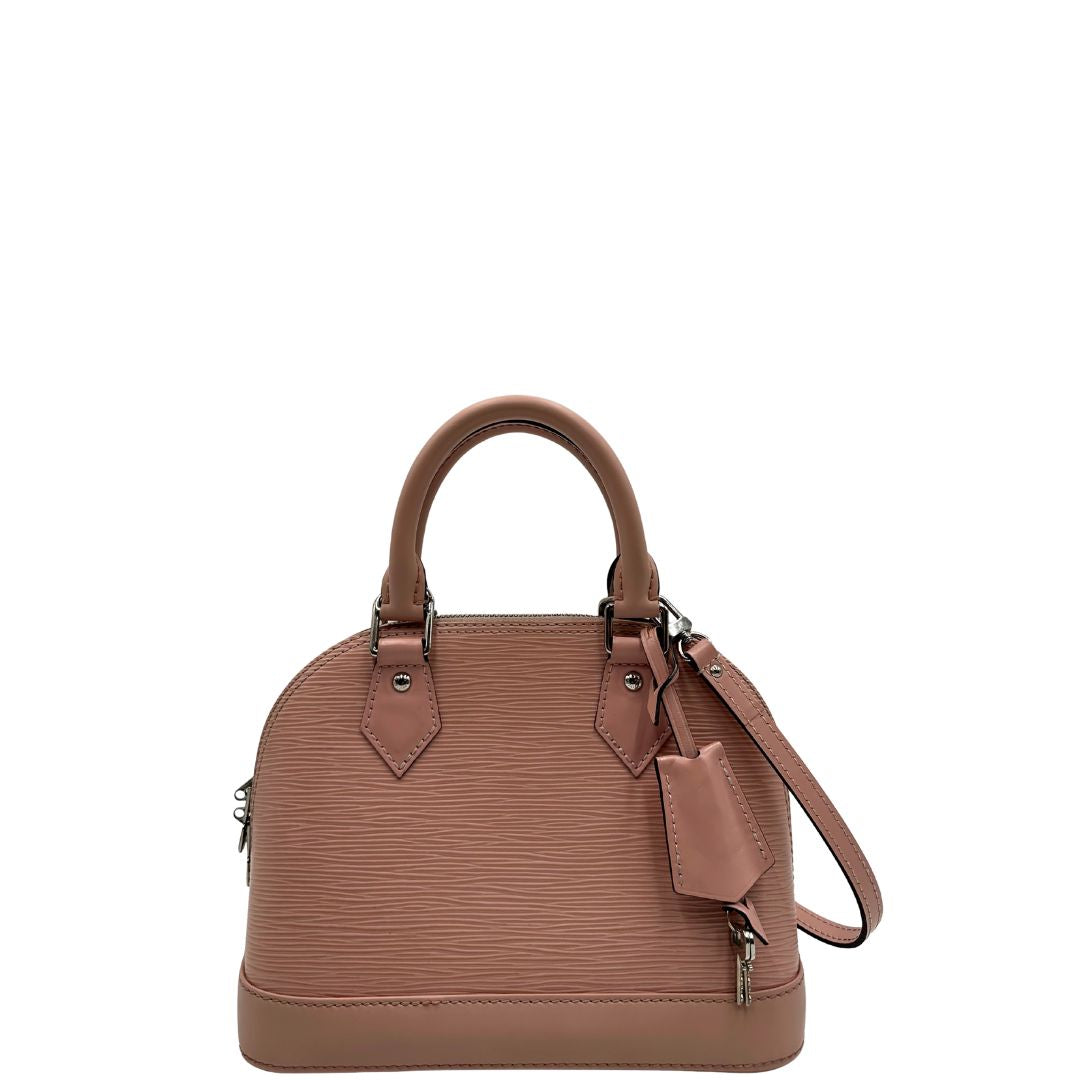 front Borsa Louis Vuitton Alma BB in pelle epi rosa con parti metalliche argentate. Munita di doppi manici stondati e tracolla amovibile, dotata di clochette porta chiavi. Completa di lucchetto e chiavi, di lusso, originale, ottime condizioni. 