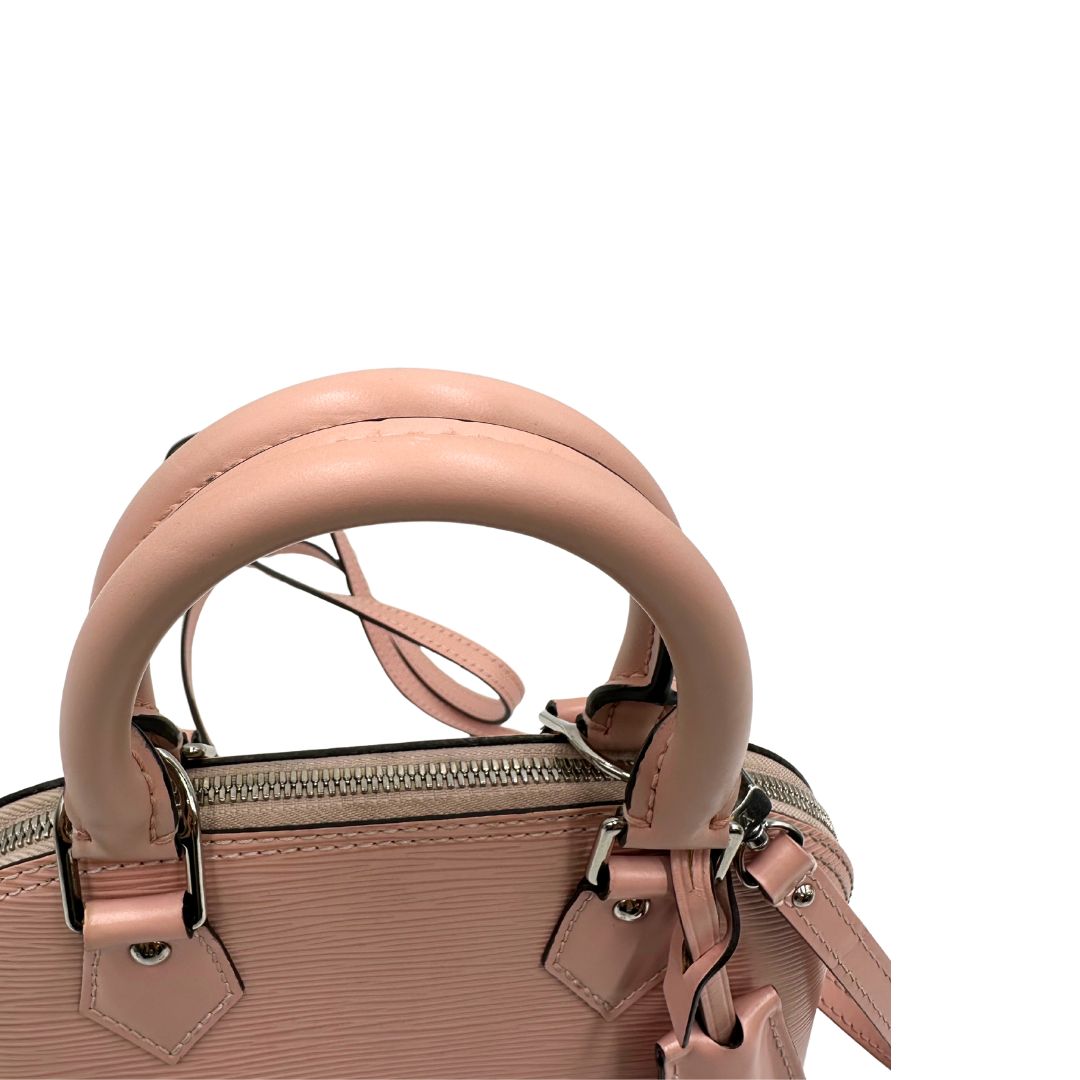 manici Borsa Louis Vuitton Alma BB in pelle epi rosa con parti metalliche argentate. Munita di doppi manici stondati e tracolla amovibile, dotata di clochette porta chiavi. Completa di lucchetto e chiavi, di lusso, originale, ottime condizioni. 