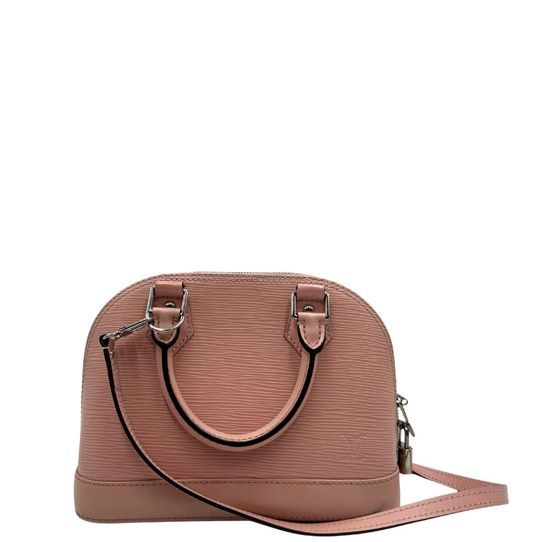 retro Borsa Louis Vuitton Alma BB in pelle epi rosa con parti metalliche argentate. Munita di doppi manici stondati e tracolla amovibile, dotata di clochette porta chiavi. Completa di lucchetto e chiavi, di lusso, originale, ottime condizioni. 