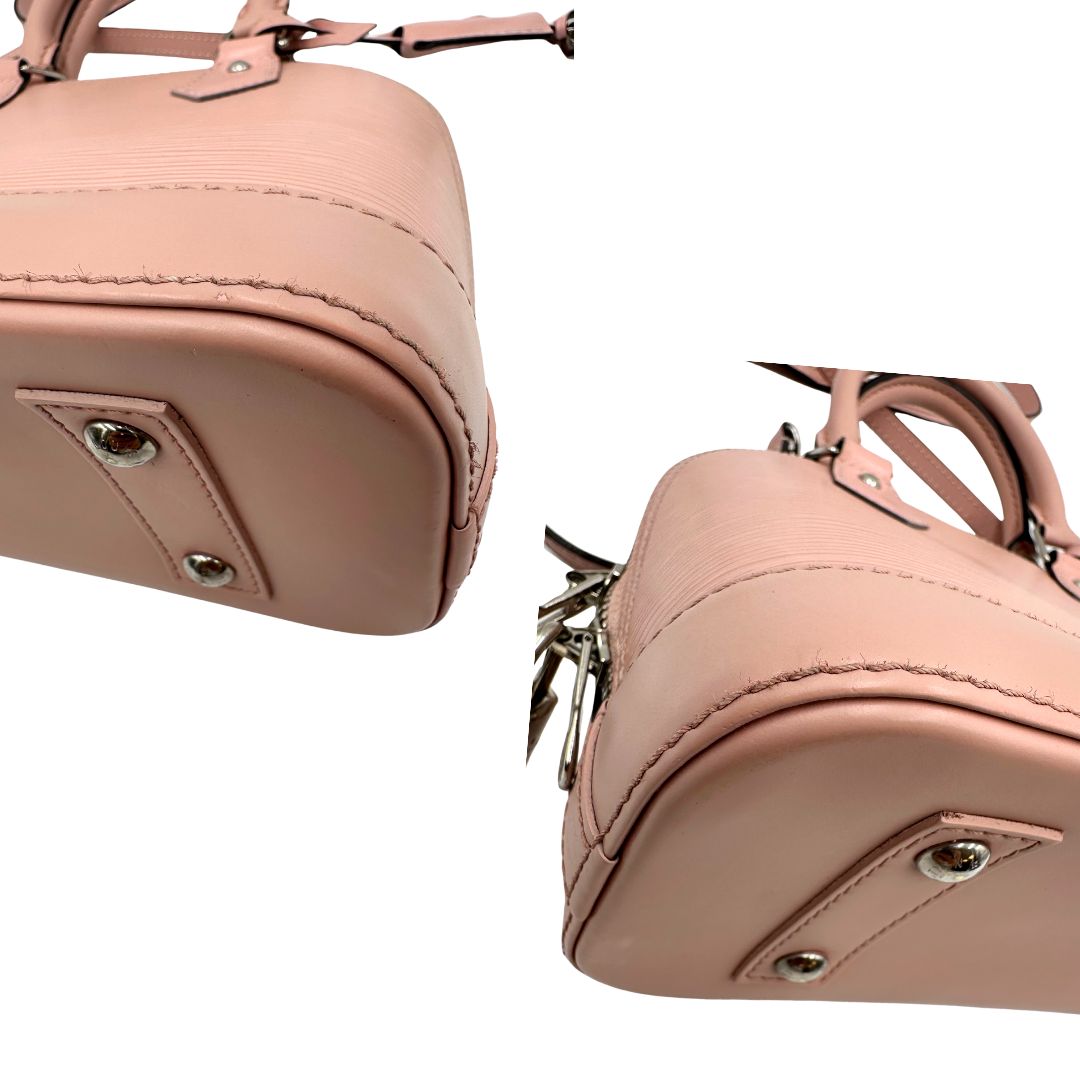 angoli Borsa Louis Vuitton Alma BB in pelle epi rosa con parti metalliche argentate. Munita di doppi manici stondati e tracolla amovibile, dotata di clochette porta chiavi. Completa di lucchetto e chiavi, di lusso, originale, ottime condizioni. 