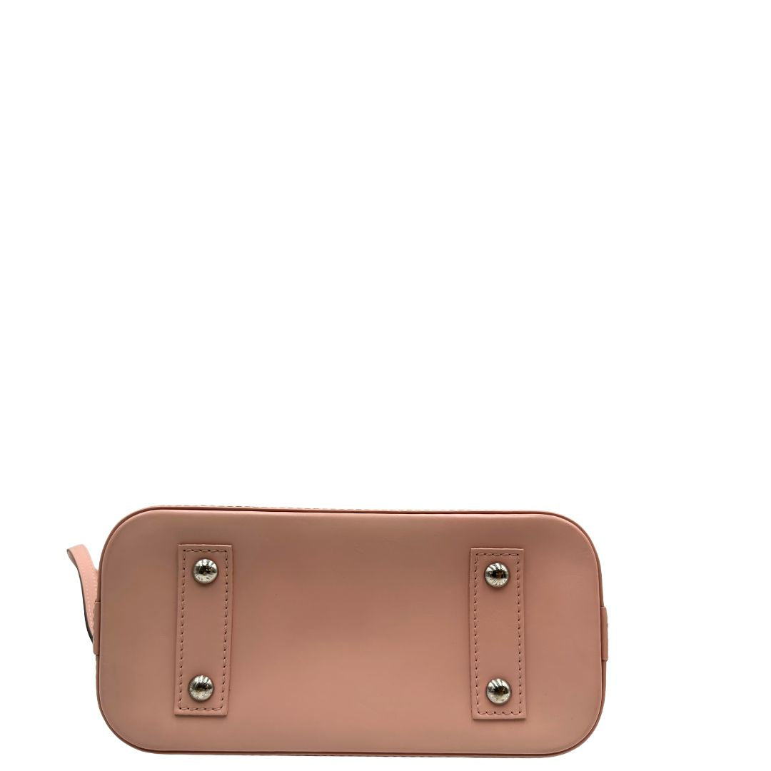base Borsa Louis Vuitton Alma BB in pelle epi rosa con parti metalliche argentate. Munita di doppi manici stondati e tracolla amovibile, dotata di clochette porta chiavi. Completa di lucchetto e chiavi, di lusso, originale, ottime condizioni. 