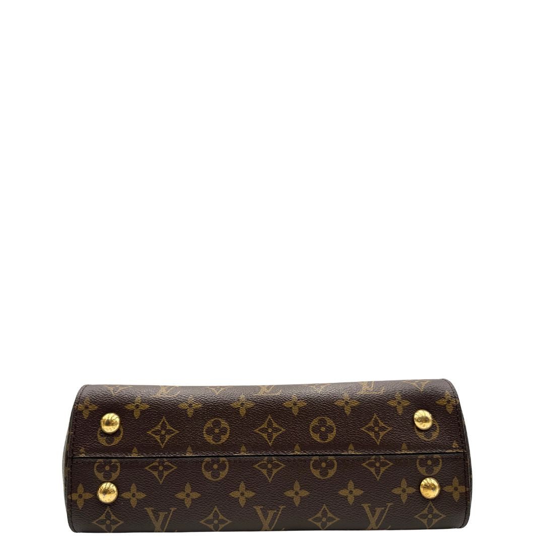 Base di una Borsa Louis Vuitton in canvas marrone monogram con finiture in vacchetta naturale e parti metalliche dorate; munita di un manico singolo e una tracolla bicolore, blu e marrone, amovibile. Completa di scatola, di lusso, originale, ottime condizioni. 