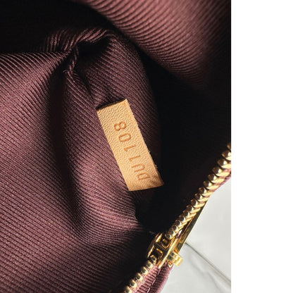 interno Borsa Louis Vuitton in canvas marrone monogram con finiture in vacchetta naturale e parti metalliche dorate; munita di un manico singolo e una tracolla bicolore, blu e marrone, amovibile. Completa di scatola, di lusso, originale, ottime condizioni. 