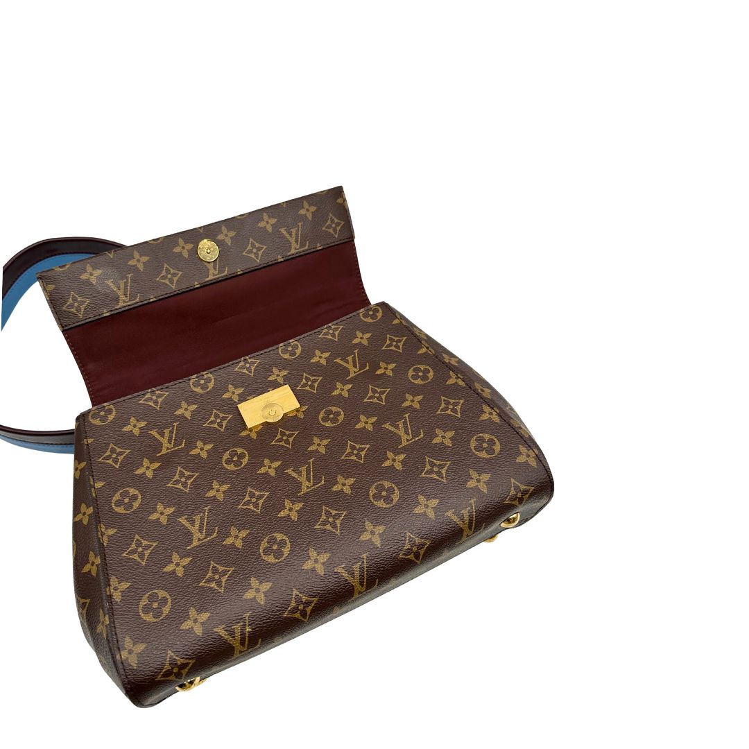 interno Borsa Louis Vuitton in canvas marrone monogram con finiture in vacchetta naturale e parti metalliche dorate; munita di un manico singolo e una tracolla bicolore, blu e marrone, amovibile. Completa di scatola, di lusso, originale, ottime condizioni. 