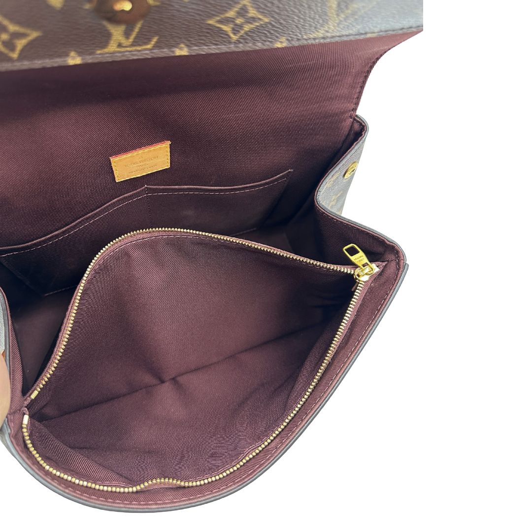 interno Borsa Louis Vuitton in canvas marrone monogram con finiture in vacchetta naturale e parti metalliche dorate; munita di un manico singolo e una tracolla bicolore, blu e marrone, amovibile. Completa di scatola, di lusso, originale, ottime condizioni. 