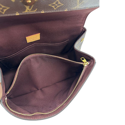 interno Borsa Louis Vuitton in canvas marrone monogram con finiture in vacchetta naturale e parti metalliche dorate; munita di un manico singolo e una tracolla bicolore, blu e marrone, amovibile. Completa di scatola, di lusso, originale, ottime condizioni. 