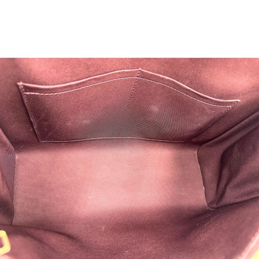 interno Borsa Louis Vuitton in canvas marrone monogram con finiture in vacchetta naturale e parti metalliche dorate; munita di un manico singolo e una tracolla bicolore, blu e marrone, amovibile. Completa di scatola, di lusso, originale, ottime condizioni. 