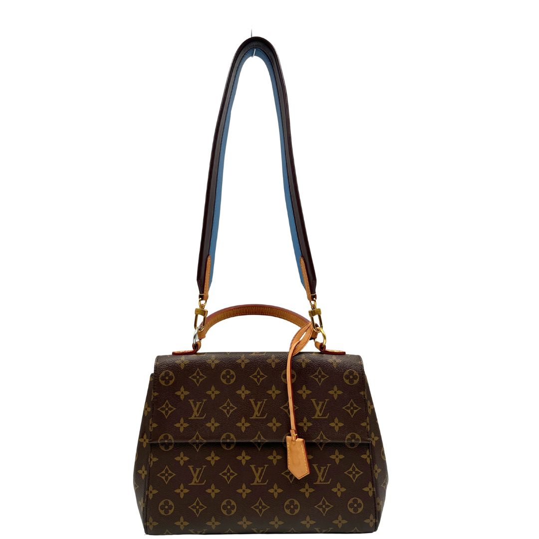front Borsa Louis Vuitton in canvas marrone monogram con finiture in vacchetta naturale e parti metalliche dorate; munita di un manico singolo e una tracolla bicolore, blu e marrone, amovibile. Completa di scatola, di lusso, originale, ottime condizioni.