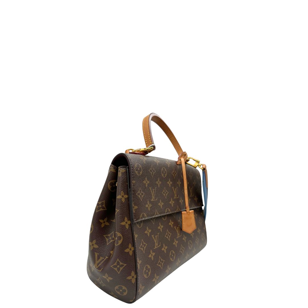 lato Borsa Louis Vuitton in canvas marrone monogram con finiture in vacchetta naturale e parti metalliche dorate; munita di un manico singolo e una tracolla bicolore, blu e marrone, amovibile. Completa di scatola, di lusso, originale, ottime condizioni. 