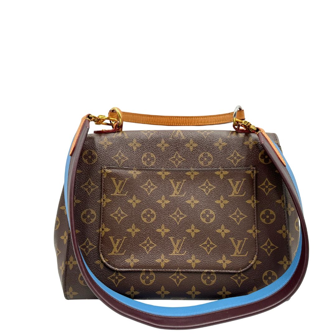 retro Borsa Louis Vuitton in canvas marrone monogram con finiture in vacchetta naturale e parti metalliche dorate; munita di un manico singolo e una tracolla bicolore, blu e marrone, amovibile. Completa di scatola, di lusso, originale, ottime condizioni. 