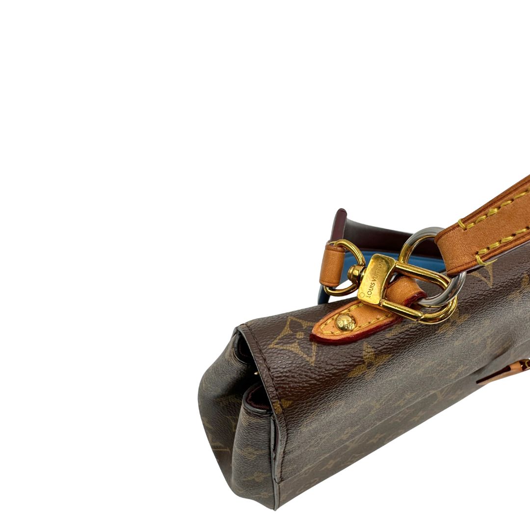Borsa Louis Vuitton in canvas marrone monogram con finiture in vacchetta naturale e parti metalliche dorate; munita di un manico singolo e una tracolla bicolore, blu e marrone, amovibile. Completa di scatola, di lusso, originale, ottime condizioni.