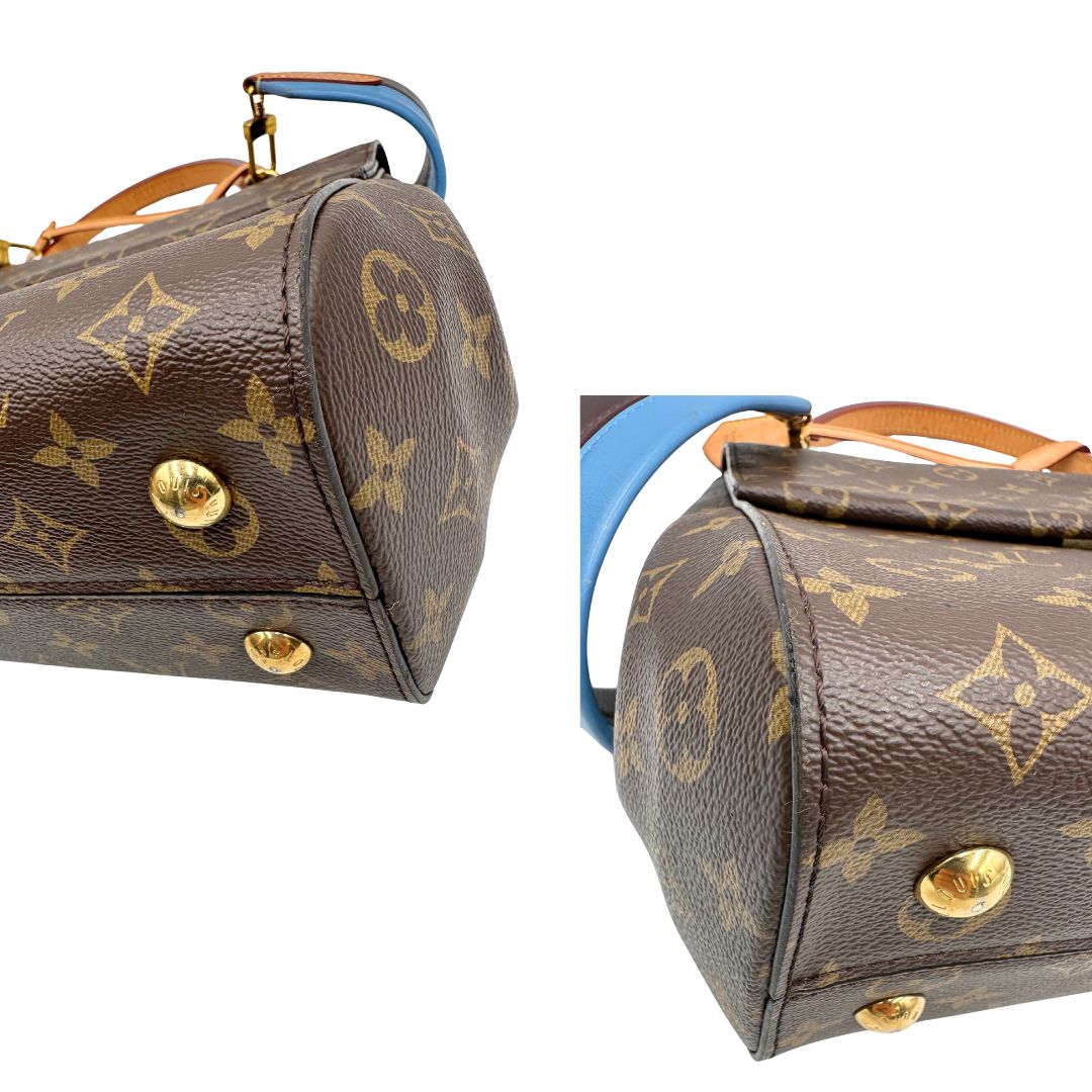 angoli Borsa Louis Vuitton in canvas marrone monogram con finiture in vacchetta naturale e parti metalliche dorate; munita di un manico singolo e una tracolla bicolore, blu e marrone, amovibile. Completa di scatola, di lusso, originale, ottime condizioni. 