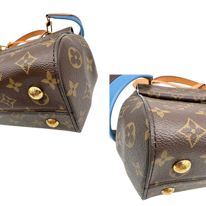 angoli Borsa Louis Vuitton in canvas marrone monogram con finiture in vacchetta naturale e parti metalliche dorate; munita di un manico singolo e una tracolla bicolore, blu e marrone, amovibile. Completa di scatola, di lusso, originale, ottime condizioni. 