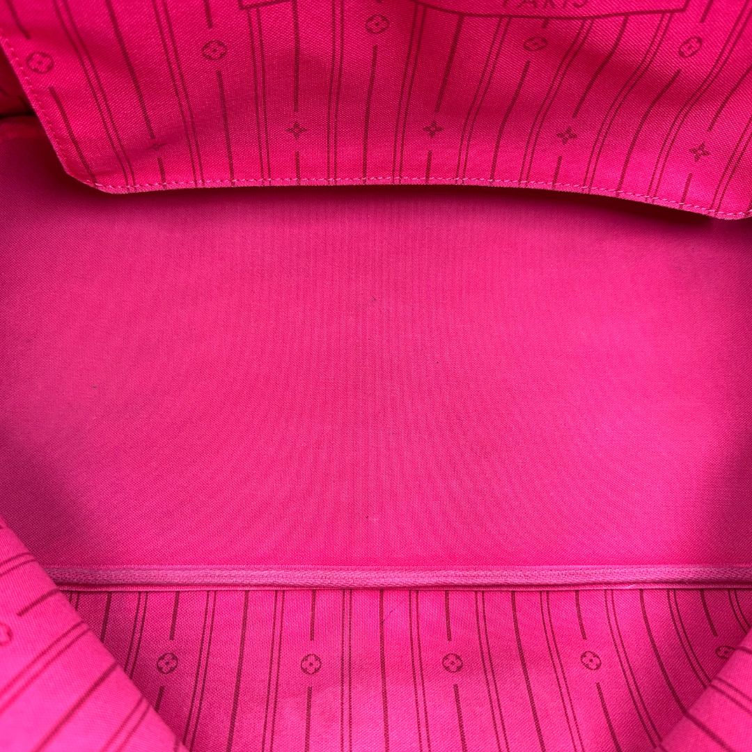 interno della Borsa Louis Vuitton Neverfull GM in canvas marrone monogram con finiture in vacchetta naturale; munita di doppi manici, indossabile a spalla. Completa di dustbag, di lusso, originale, ottime condizioni, usata. 