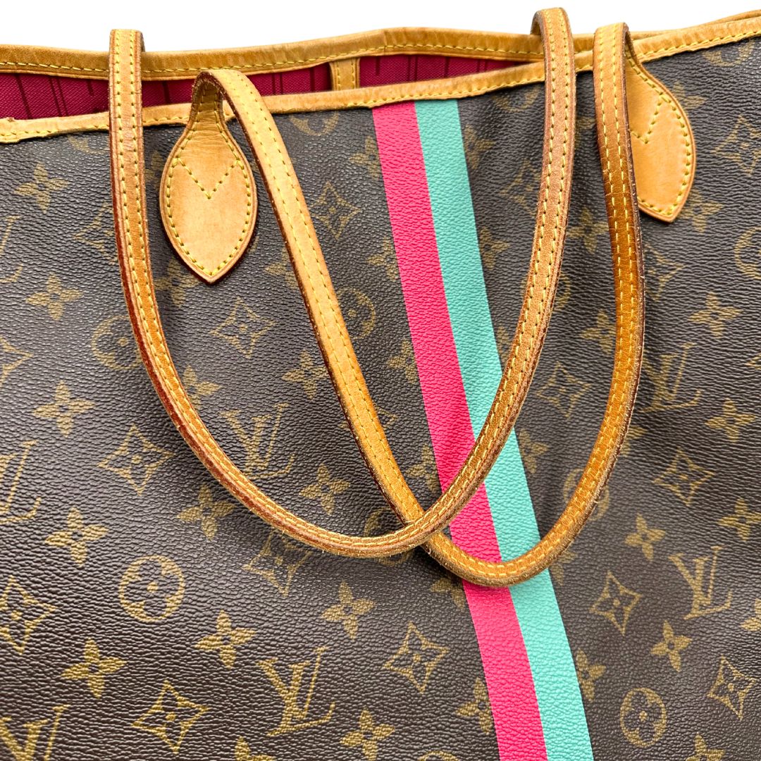 manici della Borsa Louis Vuitton Neverfull GM in canvas marrone monogram con finiture in vacchetta naturale; munita di doppi manici, indossabile a spalla. Completa di dustbag, di lusso, originale, ottime condizioni, usata. 