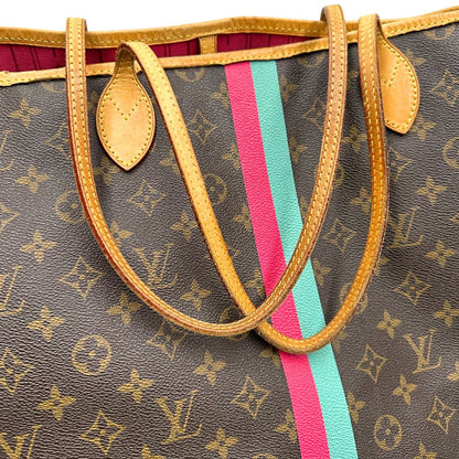 manici della Borsa Louis Vuitton Neverfull GM in canvas marrone monogram con finiture in vacchetta naturale; munita di doppi manici, indossabile a spalla. Completa di dustbag, di lusso, originale, ottime condizioni, usata. 