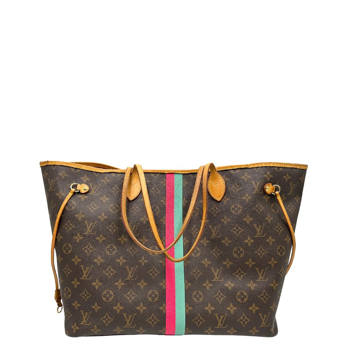 retro della Borsa Louis Vuitton Neverfull GM in canvas marrone monogram con finiture in vacchetta naturale; munita di doppi manici, indossabile a spalla. Completa di dustbag, di lusso, originale, ottime condizioni, usata. 