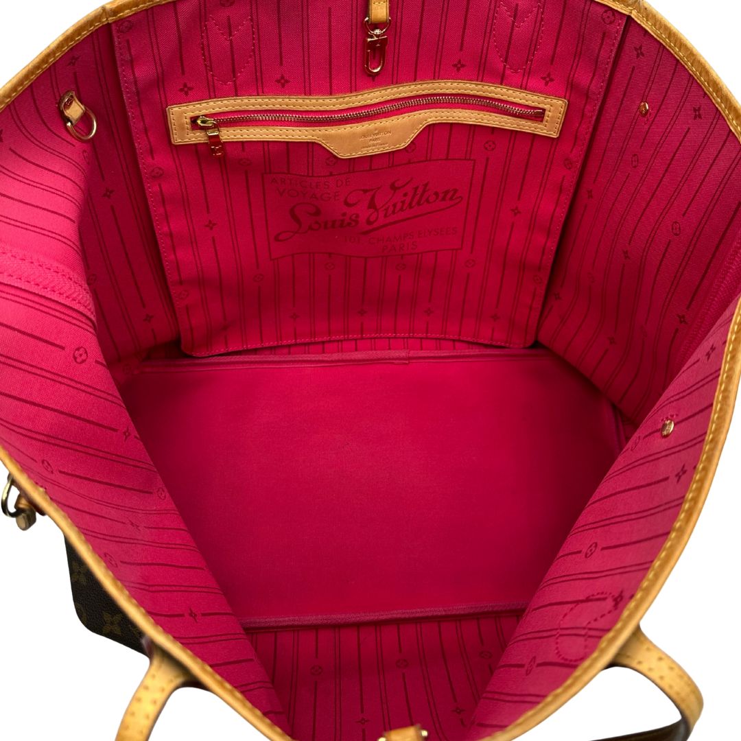 interno della Borsa Louis Vuitton Neverfull GM in canvas marrone monogram con finiture in vacchetta naturale; munita di doppi manici, indossabile a spalla. Completa di dustbag, di lusso, originale, ottime condizioni, usata. 