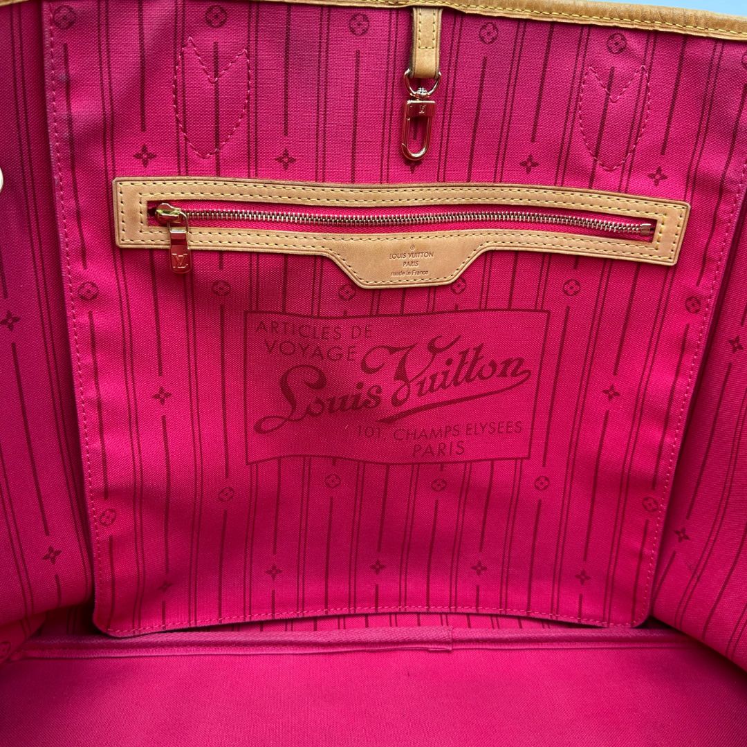 interno della Borsa Louis Vuitton Neverfull GM in canvas marrone monogram con finiture in vacchetta naturale; munita di doppi manici, indossabile a spalla. Completa di dustbag, di lusso, originale, ottime condizioni, usata. 