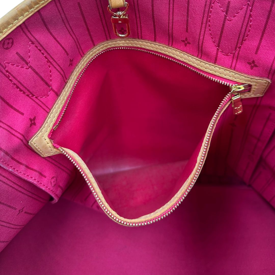 interno della Borsa Louis Vuitton Neverfull GM in canvas marrone monogram con finiture in vacchetta naturale; munita di doppi manici, indossabile a spalla. Completa di dustbag, di lusso, originale, ottime condizioni, usata. 