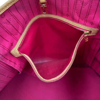 interno della Borsa Louis Vuitton Neverfull GM in canvas marrone monogram con finiture in vacchetta naturale; munita di doppi manici, indossabile a spalla. Completa di dustbag, di lusso, originale, ottime condizioni, usata. 