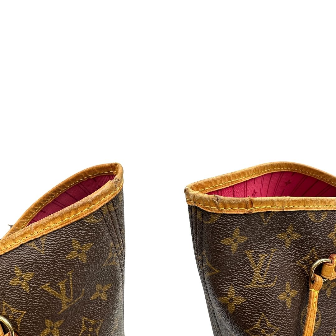 finiture in vacchetta della Borsa Louis Vuitton Neverfull GM in canvas marrone monogram con finiture in vacchetta naturale; munita di doppi manici, indossabile a spalla. Completa di dustbag, di lusso, originale, ottime condizioni, usata.