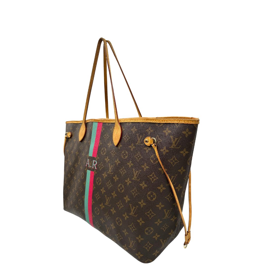 lato della Borsa Louis Vuitton Neverfull GM in canvas marrone monogram con finiture in vacchetta naturale; munita di doppi manici, indossabile a spalla. Completa di dustbag, di lusso, originale, ottime condizioni, usata. 