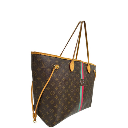 lato della Borsa Louis Vuitton Neverfull GM in canvas marrone monogram con finiture in vacchetta naturale; munita di doppi manici, indossabile a spalla. Completa di dustbag, di lusso, originale, ottime condizioni, usata.