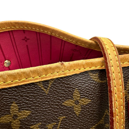 fintiure della Borsa Louis Vuitton Neverfull GM in canvas marrone monogram con finiture in vacchetta naturale; munita di doppi manici, indossabile a spalla. Completa di dustbag, di lusso, originale, ottime condizioni, usata. 