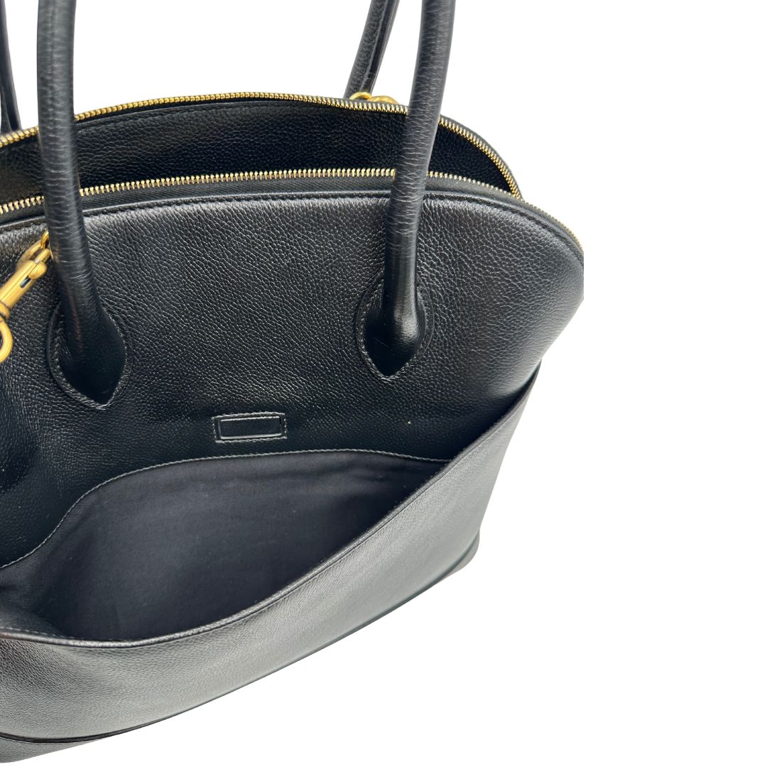 Tasca esterna di una Borsa Balenciaga in pelle martellata nera con parti metalliche dorate, munita di doppi manici e una tracolla amovibile e regolabile. Completa di dustbag e cartellini, lucchetto e chiavi. Originale, usata, di lusso, in ottime condizioni.