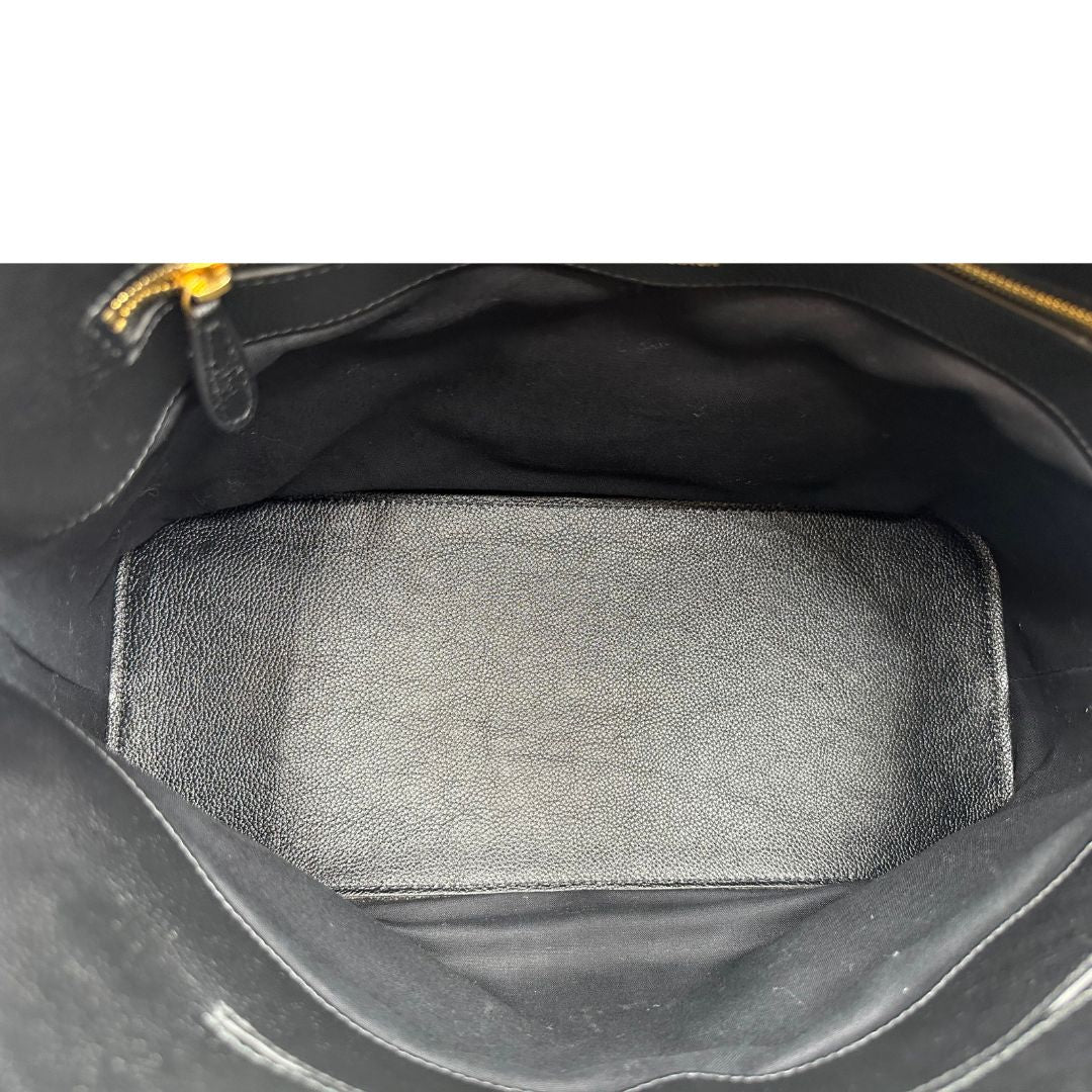 Interno di una Borsa Balenciaga in pelle martellata nera con parti metalliche dorate, munita di doppi manici e una tracolla amovibile e regolabile. Completa di dustbag e cartellini, lucchetto e chiavi. Originale, usata, di lusso, in ottime condizioni.