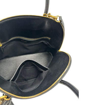 Interno di una Borsa Balenciaga in pelle martellata nera con parti metalliche dorate, munita di doppi manici e una tracolla amovibile e regolabile. Completa di dustbag e cartellini, lucchetto e chiavi. Originale, usata, di lusso, in ottime condizioni.