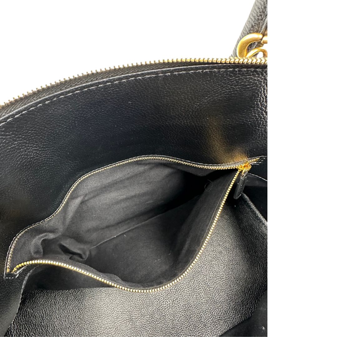 Interno di una Borsa Balenciaga in pelle martellata nera con parti metalliche dorate, munita di doppi manici e una tracolla amovibile e regolabile. Completa di dustbag e cartellini, lucchetto e chiavi. Originale, usata, di lusso, in ottime condizioni.