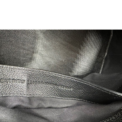 Codice di una Borsa Balenciaga in pelle martellata nera con parti metalliche dorate, munita di doppi manici e una tracolla amovibile e regolabile. Completa di dustbag e cartellini, lucchetto e chiavi. Originale, usata, di lusso, in ottime condizioni.