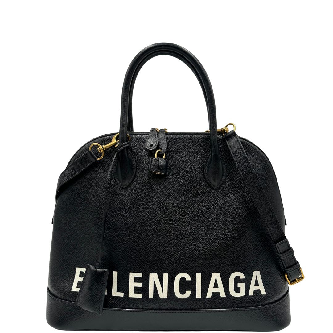 Front di una Borsa Balenciaga in pelle martellata nera con parti metalliche dorate, munita di doppi manici e una tracolla amovibile e regolabile. Completa di dustbag e cartellini, lucchetto e chiavi. Originale, usata, di lusso, in ottime condizioni.
