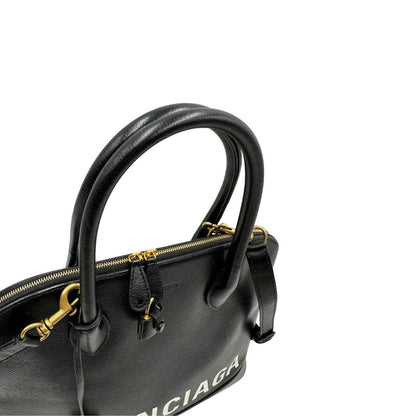 Manici di una Borsa Balenciaga in pelle martellata nera con parti metalliche dorate, munita di doppi manici e una tracolla amovibile e regolabile. Completa di dustbag e cartellini, lucchetto e chiavi. Originale, usata, di lusso, in ottime condizioni.
