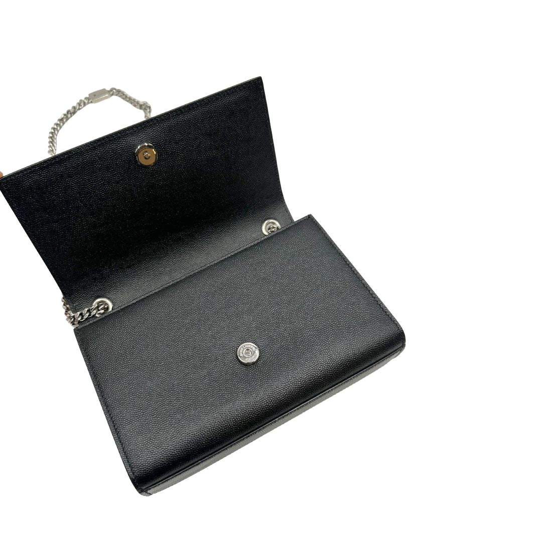 Interno di un Wallet Kate On Chain Saint Laurent in pelle martellata nera con parti metalliche argentate, munita di una tracolla in catena . Indossabile a tracolla oppure a spalla. Completa di dustbag. Originale, usata, di lusso, in ottime condizioni.