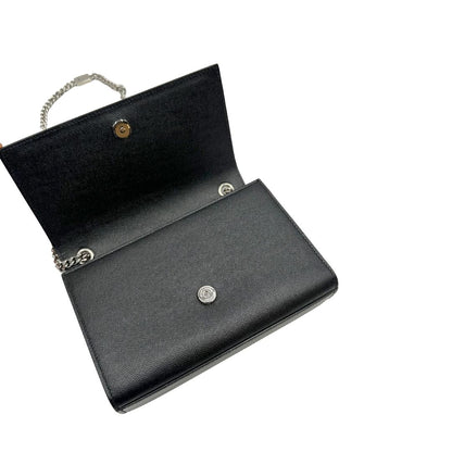 Interno di un Wallet Kate On Chain Saint Laurent in pelle martellata nera con parti metalliche argentate, munita di una tracolla in catena . Indossabile a tracolla oppure a spalla. Completa di dustbag. Originale, usata, di lusso, in ottime condizioni.