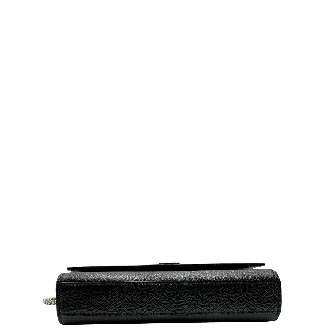 Base di un Wallet Kate On Chain Saint Laurent in pelle martellata nera con parti metalliche argentate, munita di una tracolla in catena . Indossabile a tracolla oppure a spalla. Completa di dustbag. Originale, usata, di lusso, in ottime condizioni.