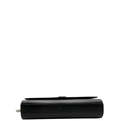 Base di un Wallet Kate On Chain Saint Laurent in pelle martellata nera con parti metalliche argentate, munita di una tracolla in catena . Indossabile a tracolla oppure a spalla. Completa di dustbag. Originale, usata, di lusso, in ottime condizioni.