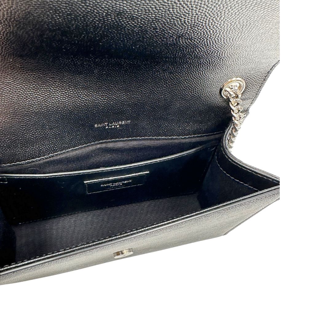 Interno di un Wallet Kate On Chain Saint Laurent in pelle martellata nera con parti metalliche argentate, munita di una tracolla in catena . Indossabile a tracolla oppure a spalla. Completa di dustbag. Originale, usata, di lusso, in ottime condizioni.